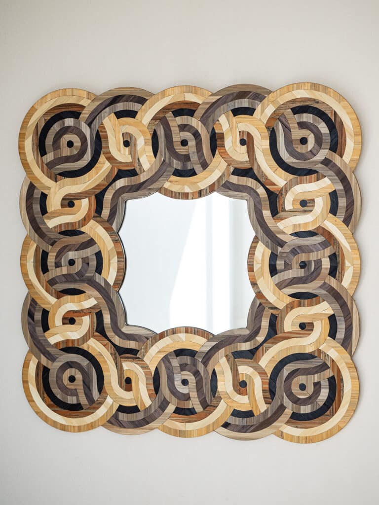 miroir artisanal et ornemental en marqueterie de paille, labyrinthe entrelacs étoile, design baptiste vandaele