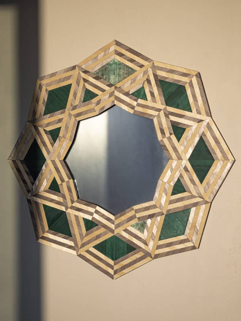 miroir artisanal et ornemental en marqueterie de paille, labyrinthe entrelacs étoile, design baptiste vandaele