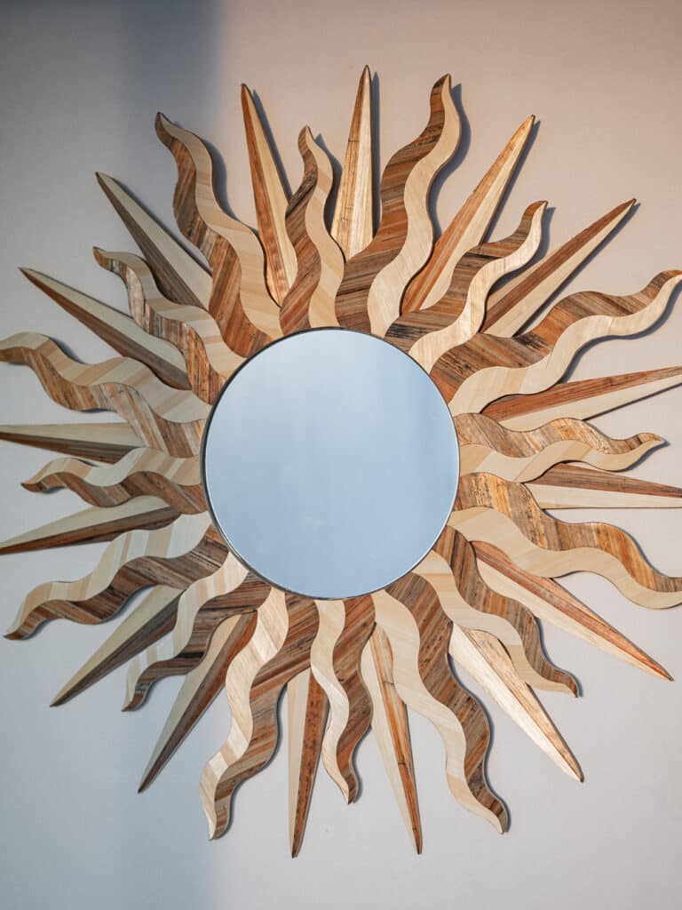 miroir artisanal et ornemental en marqueterie de paille, soleil classique, design baptiste vandaele