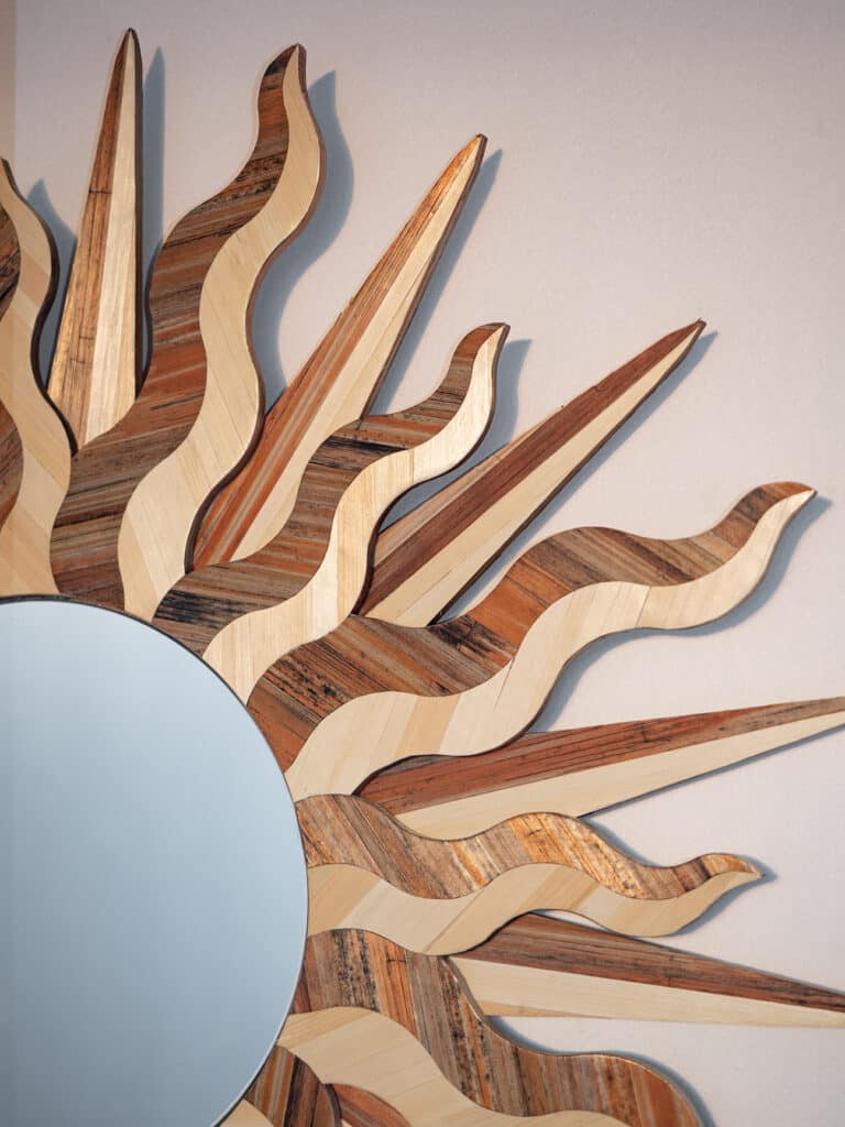 miroir artisanal et ornemental en marqueterie de paille, soleil classique, design baptiste vandaele