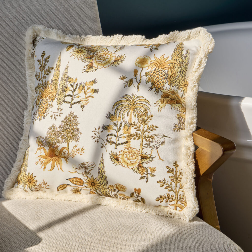 papier peint cotonnade indienne inspiration Marie-Antoinette et Toile de Jouy, designn textile créé pour hôtel mariott renaissance paris vendôme, appliqué sur un coussin à franges, design graphique baptiste vandaele