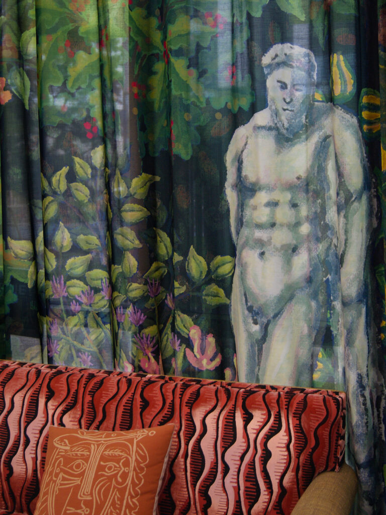 papier peint panoramique Tuilleries avec végétation luxuriante et statues en marbres, pour Mama Shelter et Accor, design graphique baptiste vandaele