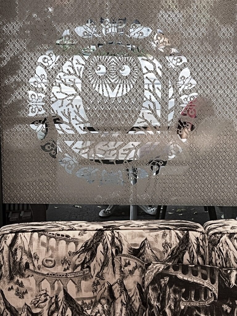 illustration vitrophanie pour Mama Shelter Zürich sur le theme de la suise, illustration vectorielle au service de la décoration d'intérieure et de l'architecture, design baptiste vandaele