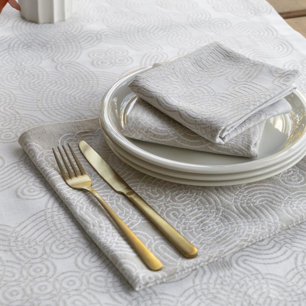 design textile géométrique entrelacs en linge de table tissé par tissage moutet, made in france, nappe, serviettes et chemin de table design graphique baptiste vandaele