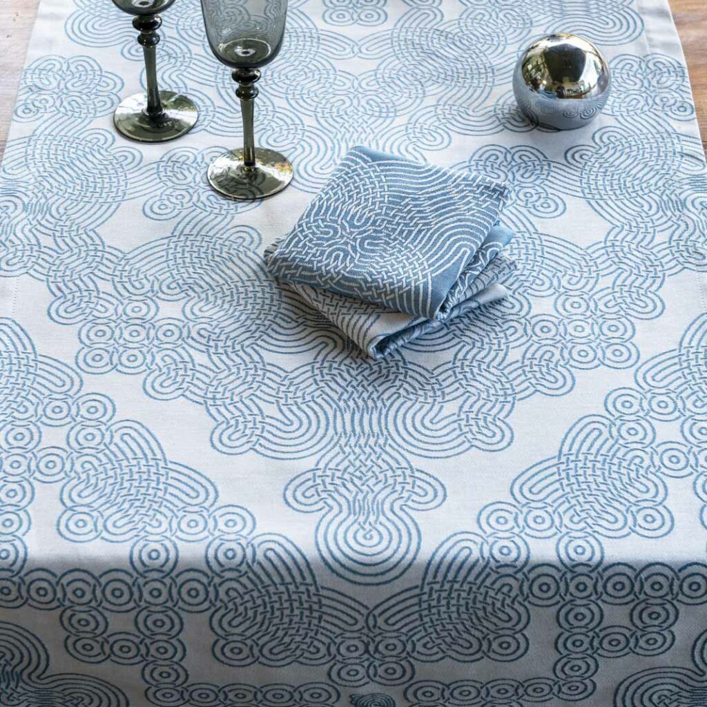 design textile géométrique entrelacs en linge de table tissé par tissage moutet, made in france, nappe, serviettes et chemin de table design graphique baptiste vandaele
