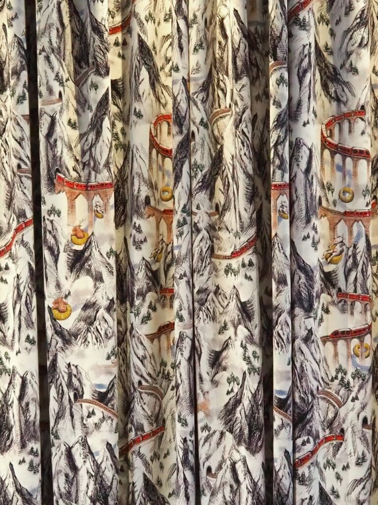 design textile rideau et papier peint sur-mesure pour mama shelter zürich en suisse, crayonné avec des trains et des montagnes, design baptiste vandaele