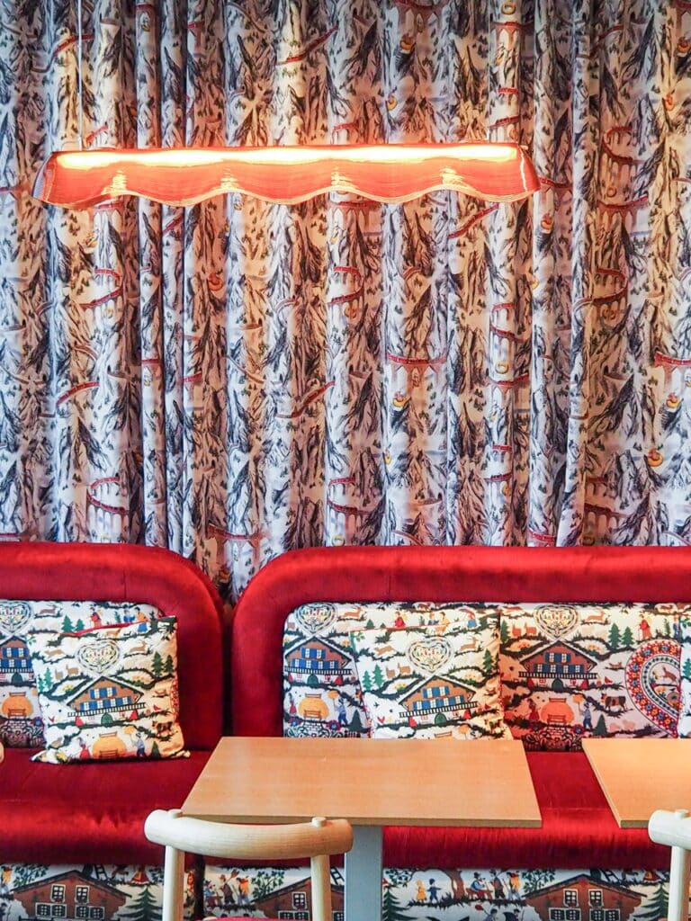 design textile rideau et papier peint sur-mesure pour mama shelter zürich en suisse, crayonné avec des trains et des montagnes, design baptiste vandaele