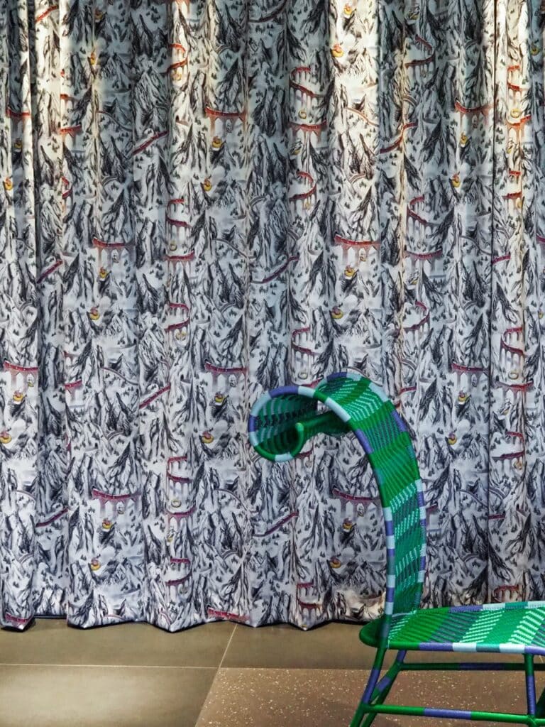 design textile rideau et papier peint sur-mesure pour mama shelter zürich en suisse, crayonné avec des trains et des montagnes, design baptiste vandaele