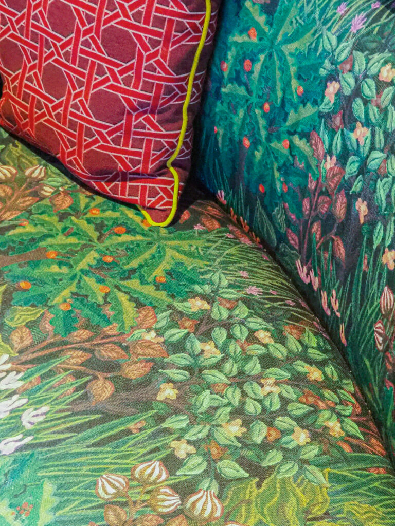 papier peint panoramique Tuilleries avec végétation luxuriante et statues en marbres, pour Mama Shelter et Accor, design graphique baptiste vandaele