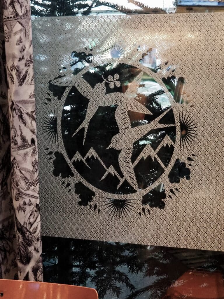 illustration vitrophanie pour Mama Shelter Zürich sur le theme de la suise, illustration vectorielle au service de la décoration d'intérieure et de l'architecture, design baptiste vandaele