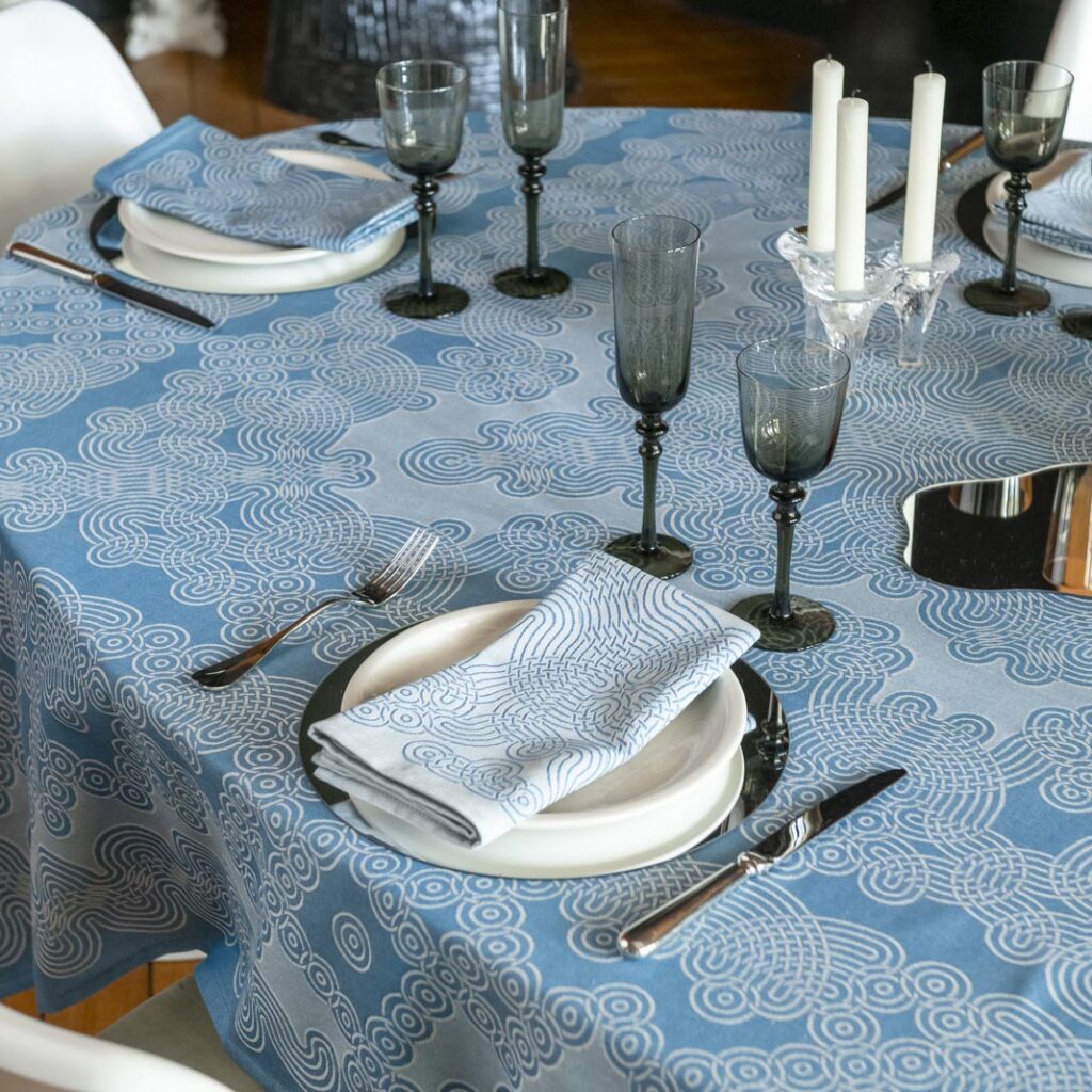 design textile géométrique entrelacs en linge de table tissé par tissage moutet, made in france, nappe, serviettes et chemin de table design graphique baptiste vandaele