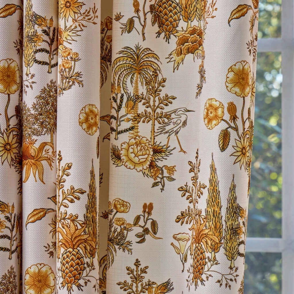 papier peint cotonnade indienne inspiration Marie-Antoinette et Toile de Jouy, design textile créé pour hôtel mariott renaissance paris vendôme, appliqué en rideau sur-mesure, design graphique baptiste vandaele